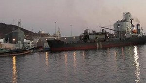 تحالف العدوان يحتجز ناقلة نفط على السواحل اليمنية
