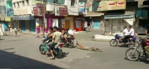 مرتزقة العدوان يسحلون جثة مواطن في احد شوارع مدينة تعز