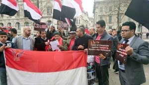 بالصورة.. وقفة احتجاجية ليمنيين ضد العدوان  أمام منزل رئيس الوزراء البريطاني بلندن
