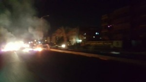 عدن : انتفاضة مسلحة ضد هادي تطالب برحيله للأبد.. جراء تردي الخدمات ومحتجون يغلقون طرقات رئيسية في المحافظة (شاهد صور مباشرة)