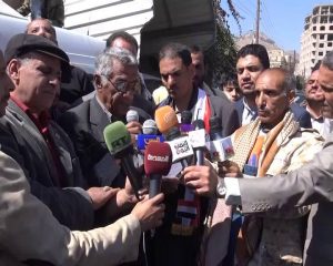 عمال وموظفو اليمن يخرجون في وقفة احتجاجية رفضا لنقل البنك المركزي