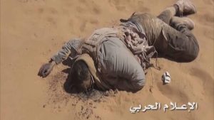 (صور+فيديو)..الإعلام الحربي يعرض مشاهد لقتلى المنافقين في صحراء شبوة وكمية من الأسلحة غنيمة بيد الجيش واللجان