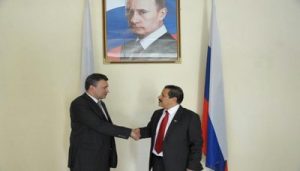 FM Visits Russian Embassy in Sana’a