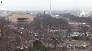 بالصورة: مئات الآلاف من النساء في أمريكا يتظاهرن ضد ترامب