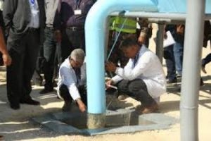 وزير المياه يشدد على ضرورة كلورة كافة آبار المياه بالعاصمة