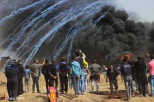 عشرات الإصابات بغازات الاحتلال  جراء قمعه لمسيرات سلمية بذكرى النكبة في غزة