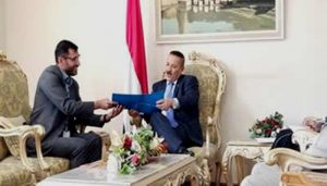 وزير الخارجية يتسلم أوراق ترشيح ممثل جديد لبرنامج الغذاء العالمي لدى اليمن