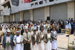 بالصور : تواصل الاحتجاجات أمام مكتب الأمم المتحدة بصنعاء تنديداً بالحرب الاقتصادية التي يشنها تحالف العدوان ولجنة عدن على الشعب اليمني