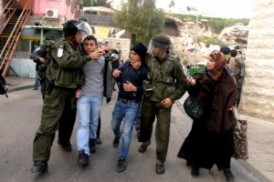 قوات العدو الصهيوني تعتقل  26 فلسطينياً وتصيب العشرات بالاختناق