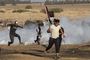 إصابة العديد من الفلسطينيين بغارات الاحتلال بالخليل