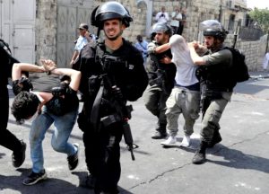  العدو الصهيوني يسب فلسطينياً ويعتقل 3 آخرين في الضفة الغربية المحتلة