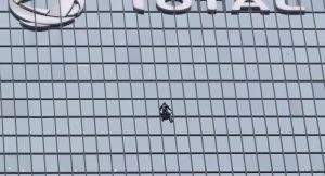 الرجل العنكبوت يتسلق 48 طابقا بلوريا في العاصمة باريس…فيديو