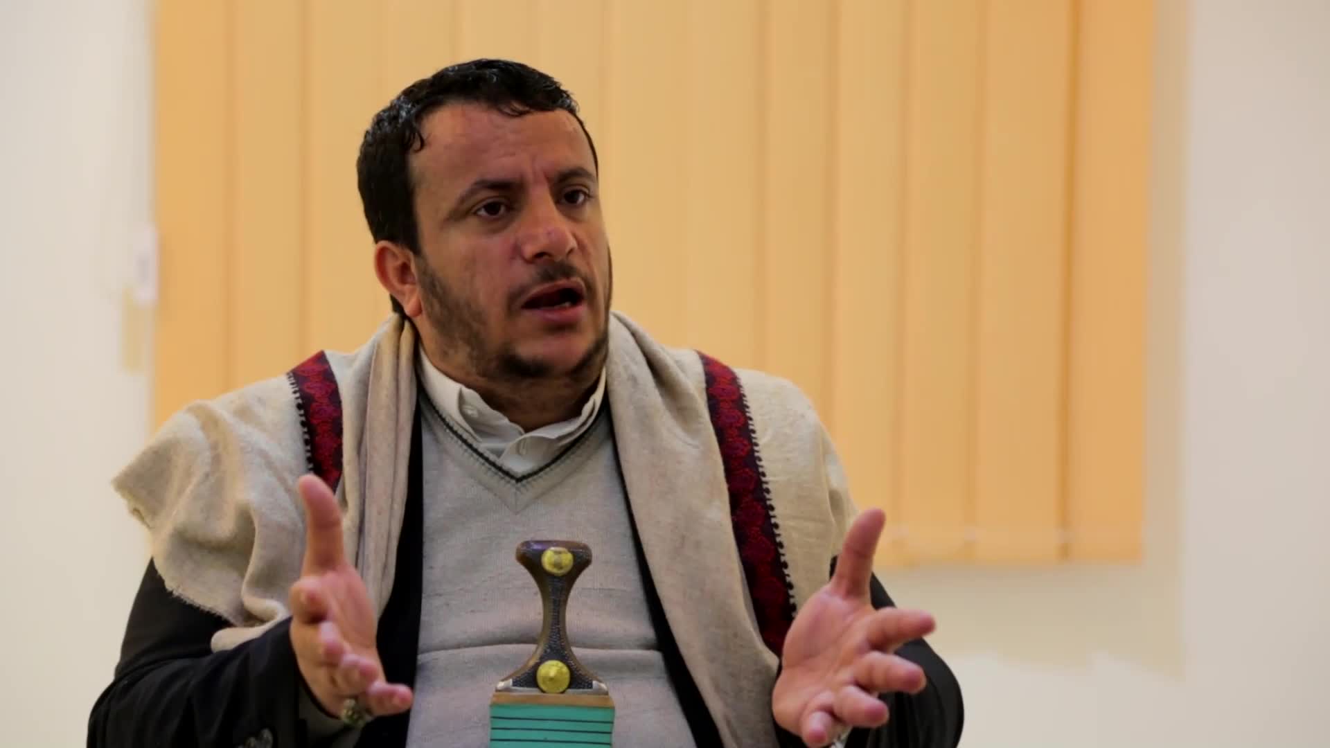 القيادي في أنصار الله “علي القحوم”: لا نقبل وجود قوات أجنبية ومشاريع تقسيم في اليمن