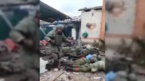 فيديو يظهر إعدام القوات الأوكرانية أكثر من  10 جنود روس رمياً بالرصاص .. ووزارة الدفاع الروسية تعلق