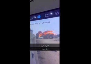 شاهد لحظة سقوط مقاتلة سعودية من طراز “F 15” فوق منطقة سكنية (فيديو)