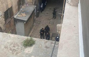 شهيد فلسطيني وثلاث إصابات من شرطة العدو بعملية طعن في القدس المحتلة