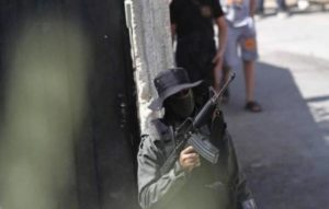 مقاومون فلسطينيون يطلقون النار صوب حاجز “الجلمة” العسكري شمال جنين