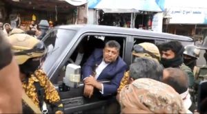 شاهد: محمد علي الحوثي يتجول في شوارع بعدان وهذا ما قاله للمواطنين وأفرحهم بشأن صرف المرتبات (فيديو)
