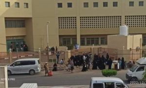 مرتزقة الإمارات يغلقون بالقوة أكبر مستشفى حكومي في مدينة عدن ويمنعون دخول الأهالي
