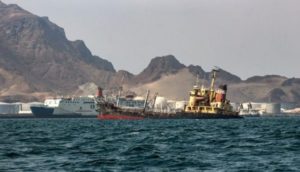 تزايد التحذيرات جراء إستمرار غرق السفن المتهالكة قبالة سواحل عدن