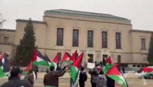 تظاهرة مؤيدة لفلسطين خلال زيارة نائبة الرئيس الأمريكي لجامعة ميتشيغان