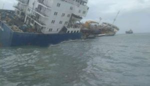 خبراء: سفن المرتزق أحمد العيسي النفطية المتهالكة تنذر بكارثة في شواطئ اليمن