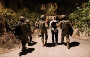 العدو الصهيوني يشن حملة اعتقالات واسعة في الضفة طالت أكثر من 33 فلسطيني