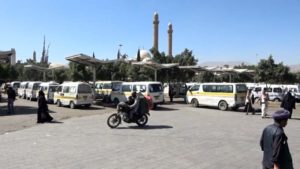 تحقيق لقناة المسيرة يسلط الضوء على تحول فرز النقل الرسمية بأمانة العاصمة صنعاء إلى أسواق شعبية (فيديو)