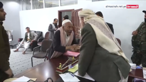 شاهد ما حدث في مكتب وزير الداخلية بالعاصمة صنعاء وكيف كانت ردة فعل المواطنين (فيديو)