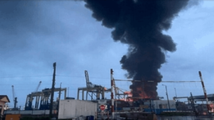 عقب الزلزال .. اندلاع حريق حاويات البضائع في ميناء إسكندرون جنوب تركيا
