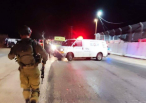 مقاومون فلسطينيون يطلقون النار تجاه مركبة للمستوطنين الصهاينة