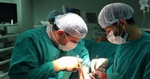 فريق طبي يمني ينجح في إجراء عملية زراعة شريان من الإبط إلى الطرف السفلي للفخذين